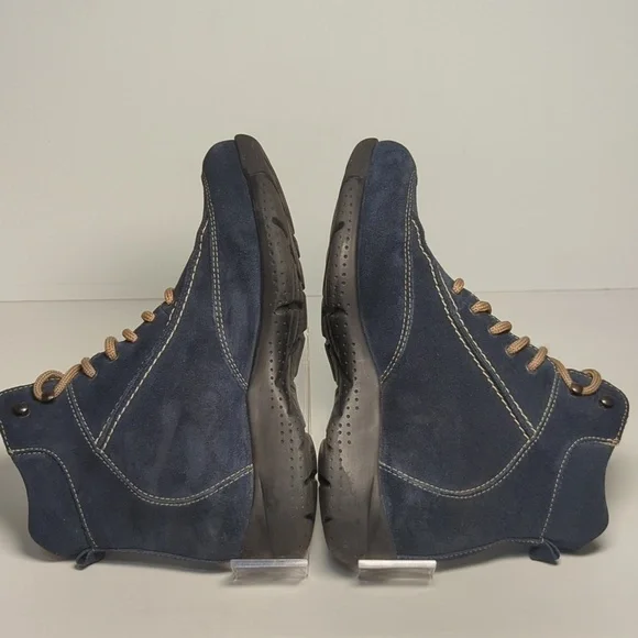 LA Canadienne Trista Suede Ankle boots women's size 6 - Picture 5 of 16